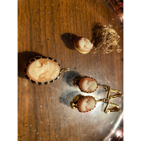 Vintage CAMEO Jewelry BUNDLE (4) | Gold Tone Pendants & Clip Earrings Set | Shel - Picture 10 of 15